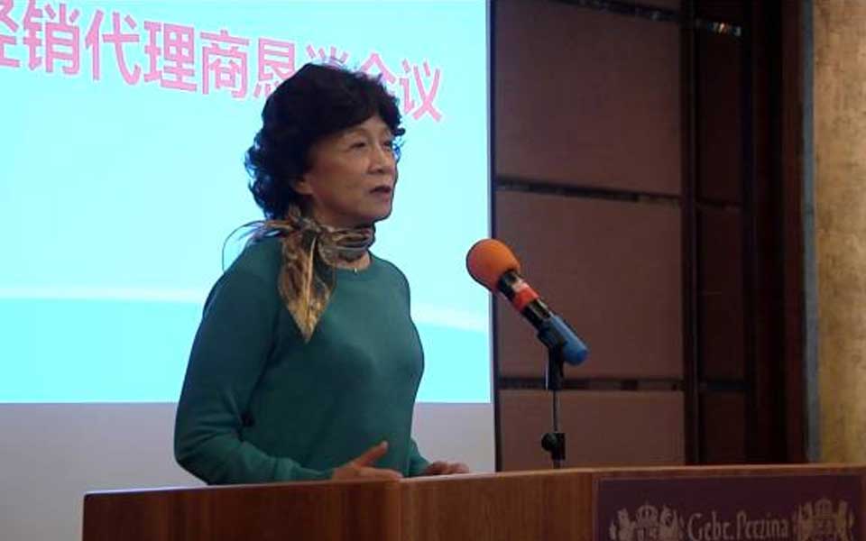 著名鋼琴大師鮑蕙蕎在煙臺博斯納鋼琴公司興致勃勃地練琴