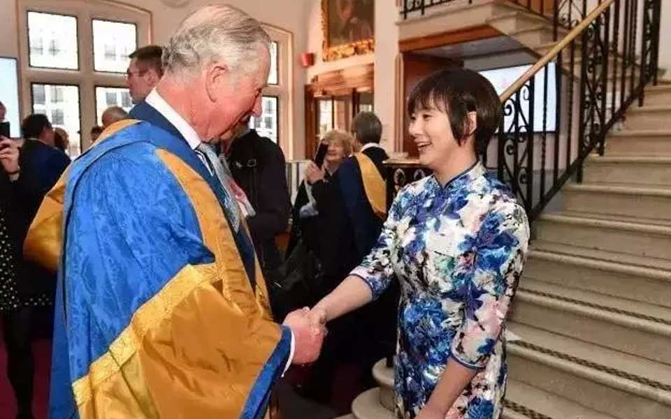 博斯納鋼琴深圳總代理尹晨老師旅居英國的女兒瀟然為英國查爾斯王子演奏古箏，大展才藝，為國爭光。